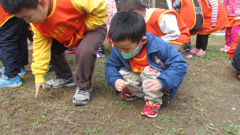 摸摸踩踩泥土 (1)