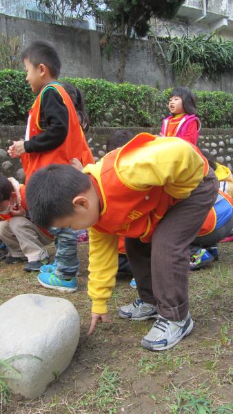 摸摸踩踩泥土 (2)