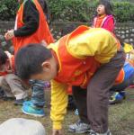 摸摸踩踩泥土 (2)