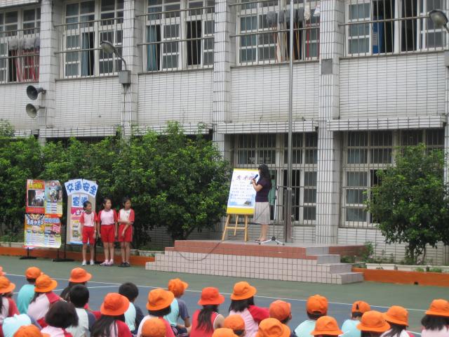 主任親自上台帶領全校師生朗誦