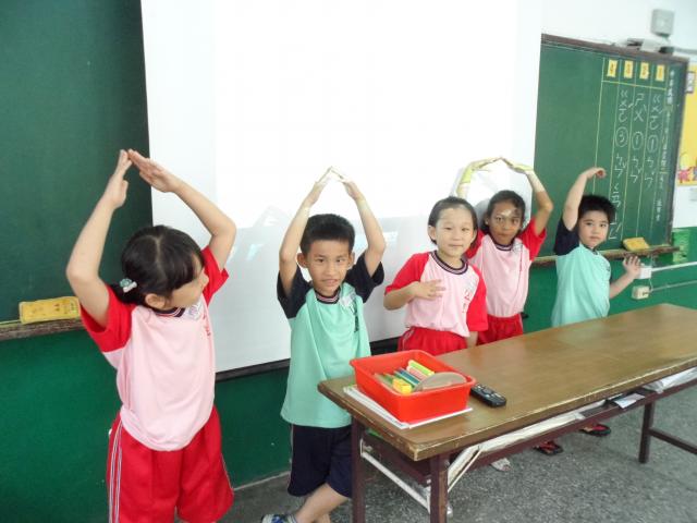 team 4~每個人最後都要擺出他最喜歡的字母pose^^
