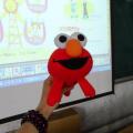 應小朋友提議把'Elmo"當訪問"麥克風"^^~