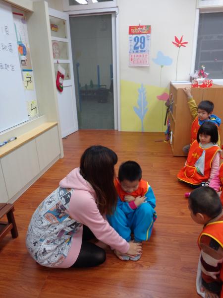示範仰臥起坐 (3)