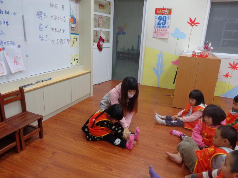 示範坐姿體前彎