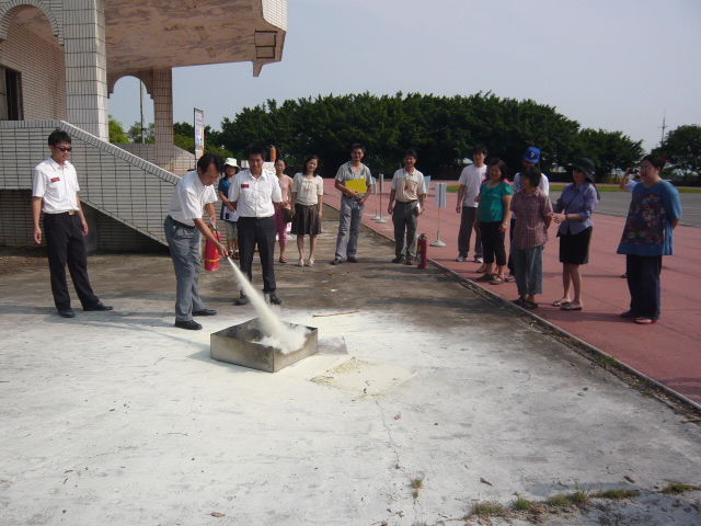 校長實際操作滅火器