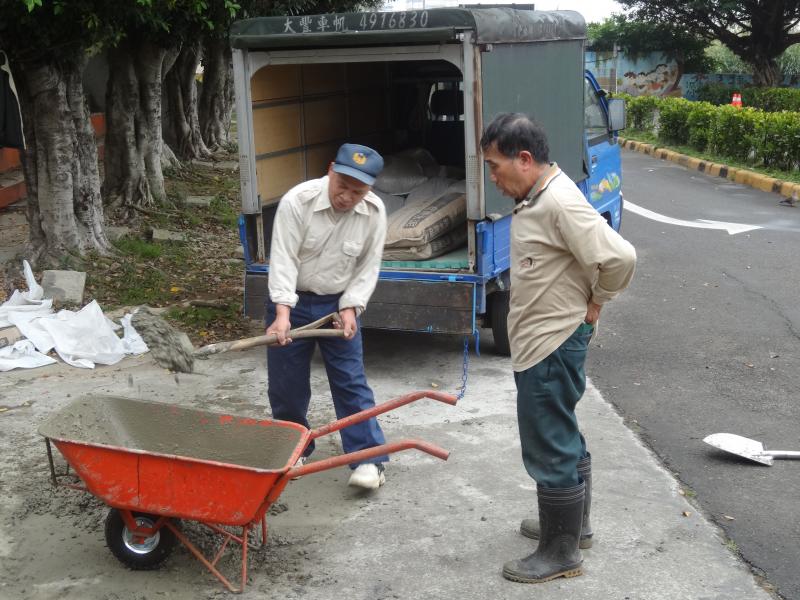 停車場移樹坑洞填補10