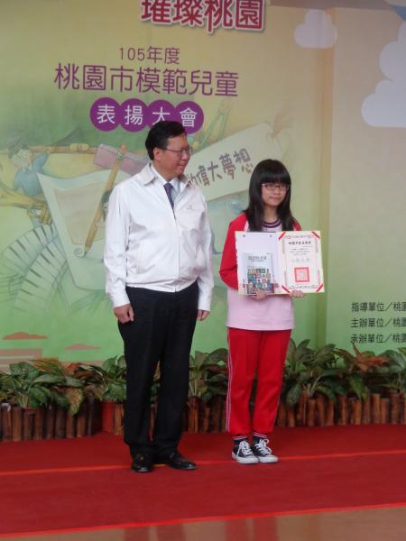  模範生和市長合影側拍---珮綺