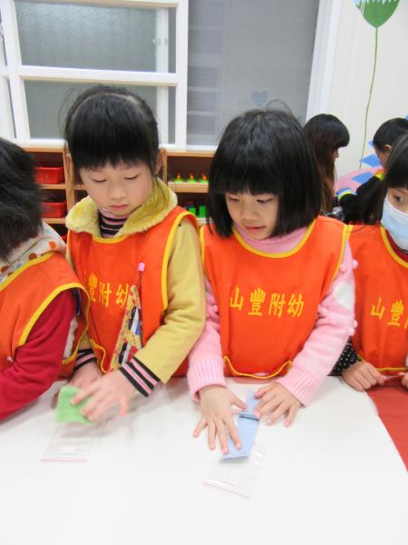 認識並摸摸不同的布 (28)