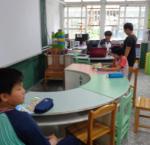 老師認真教學，學生專心學習。