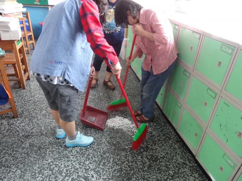 教室壁癌清理05