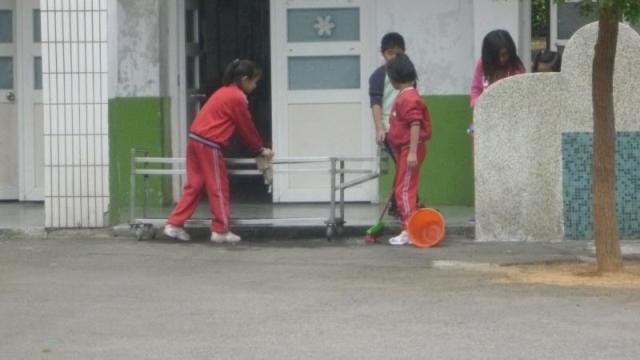 哇...快午休了........洗餐車是大工程...請加快速...