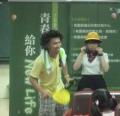 這個叔叔已經喝醉了，還自以為戴個爆炸頭就是超級大帥哥了呢？！