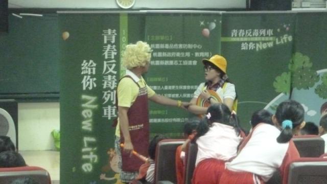 小花妹妹把今天發生的事告訴了媽媽,媽媽本來要處罰小花妹妹,好險小花妹妹後來知道不好的事情