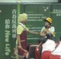 小花妹妹把今天發生的事告訴了媽媽,媽媽本來要處罰小花妹妹,好險小花妹妹後來知道不好的事情