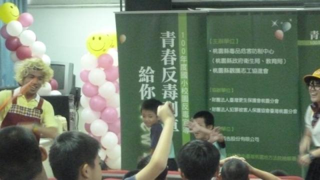 人家也想上台去表演嘛!!(只有二名小朋友耶........)