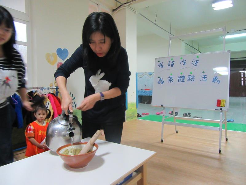 加熱水和米果攪拌均勻 (1).JPG