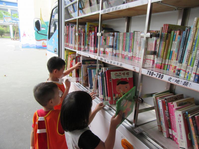 閱讀活動-行動圖書車 (12).JPG