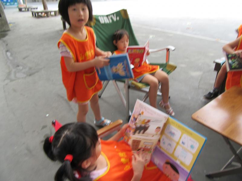 閱讀活動-行動圖書車 (15).JPG