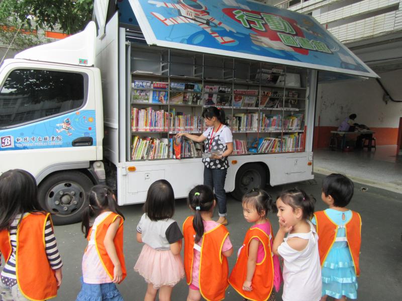 閱讀活動-行動圖書車 (6).JPG