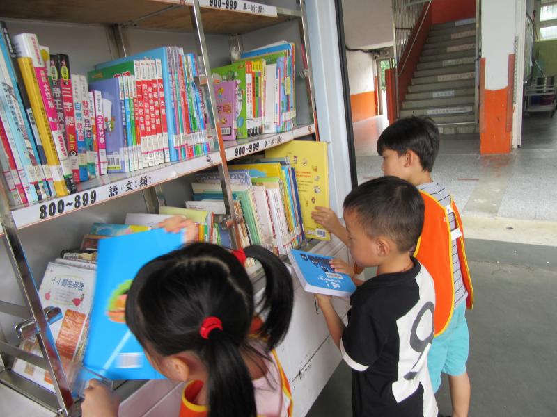 閱讀活動-行動圖書車 (8).JPG