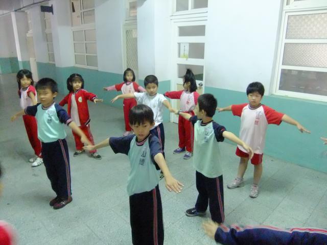 體操隊型散開中(2)