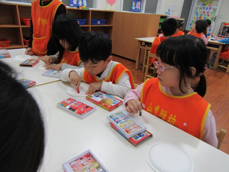 認真製作聖誕老人 (3).JPG