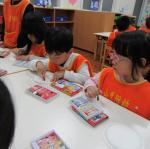 認真製作聖誕老人 (3).JPG