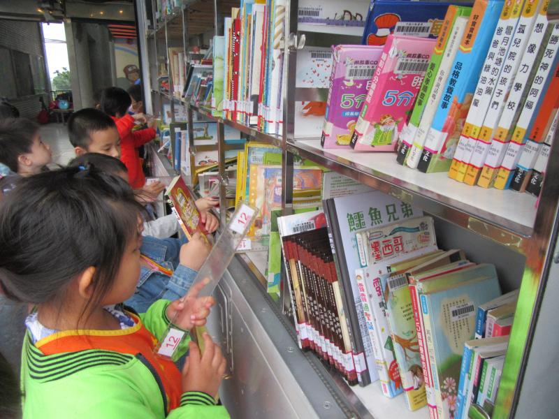 行動圖書車巡迴服務 (2).JPG