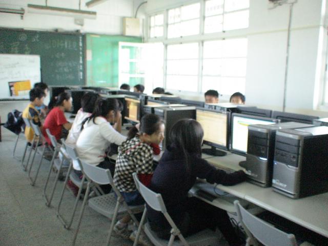 大家一起認真練習中