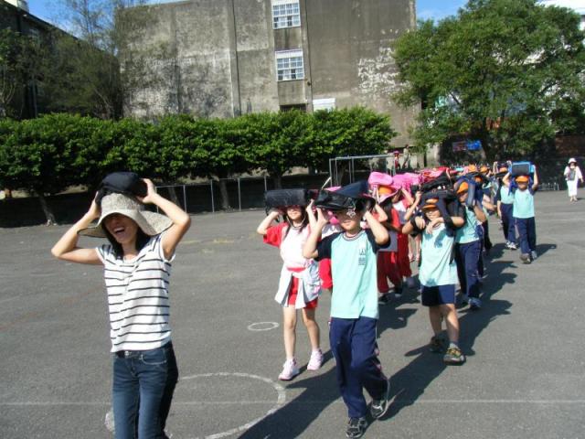 明珠老師-指導學生：以書包保護頭部
