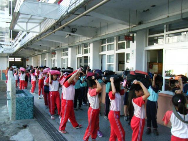 學生依逃生路線--前往空曠地集結