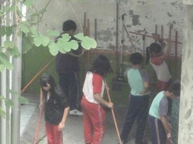 這一班的孩子很不錯...是六孝的廁所!!嗯...很用 心....美倫老師給妳拍拍手!!