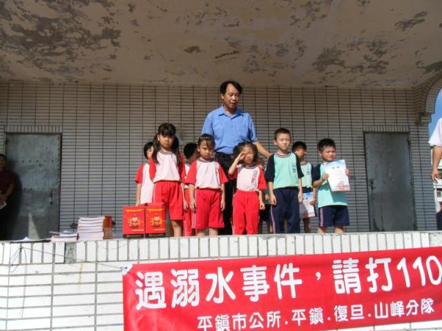 一年級敬師卡優秀得獎學生與校長合影.