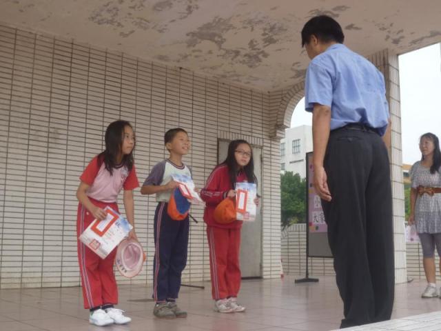 敬禮！！很開心也很光榮，這是很不容易的。