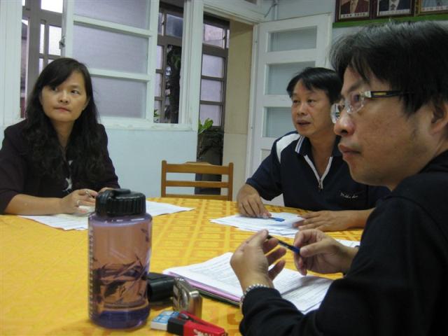仔細聆聽說明，關心身心障礙學生現況。
