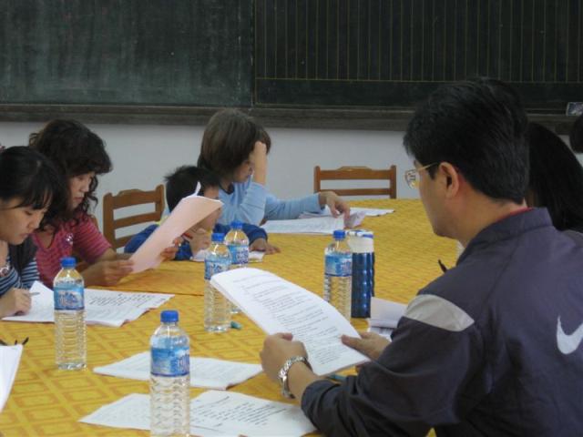 委員們認真的瞭解草案內容相關法規
