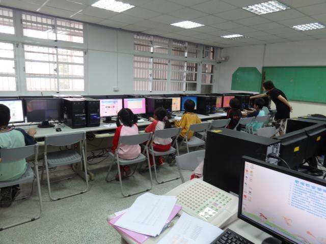 老師指導學生登入進行數學測驗