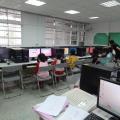 老師指導學生登入進行數學測驗