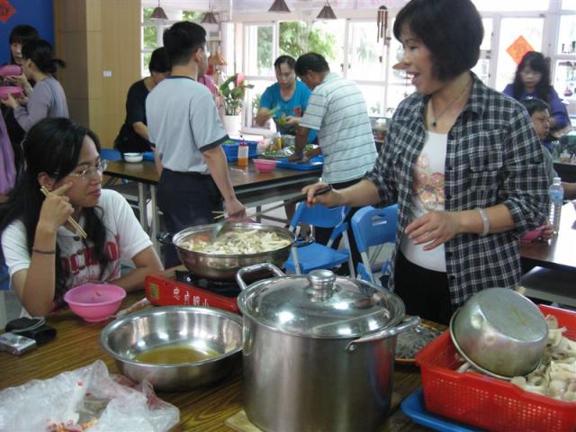 愛上東南亞---新移民多元文化交流參訪新移民中心活動，美食教學，看完示範，自己動手做