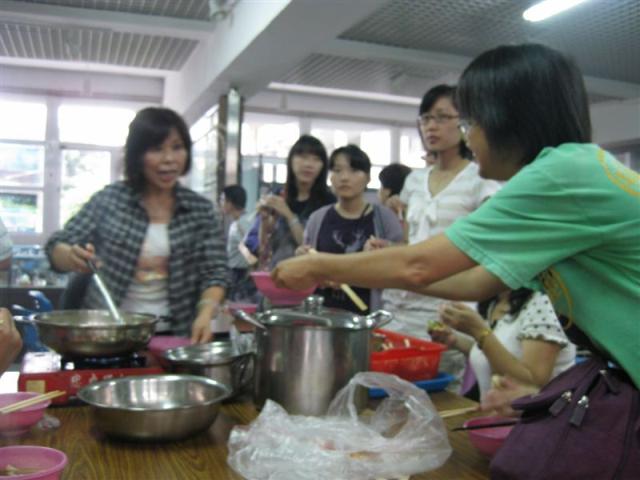 愛上東南亞---新移民多元文化交流參訪新移民中心活動，美食教學，好吃又好玩。