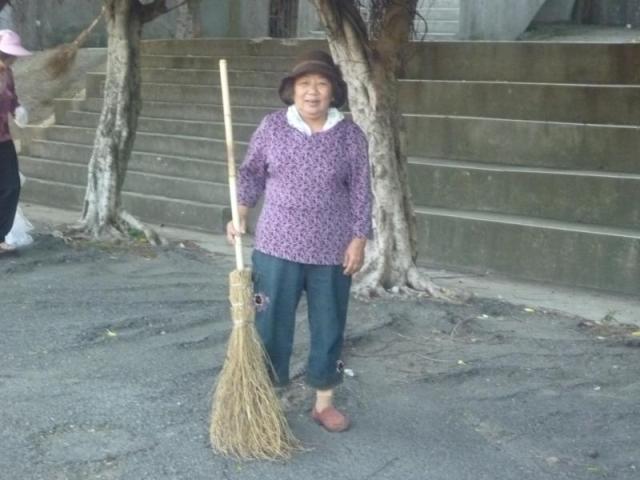 阿姨很大方的讓我拍照....歡喜做...做得歡喜....我們謝謝您們!!