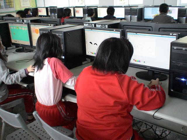 分成自由軟體組和一般軟體組