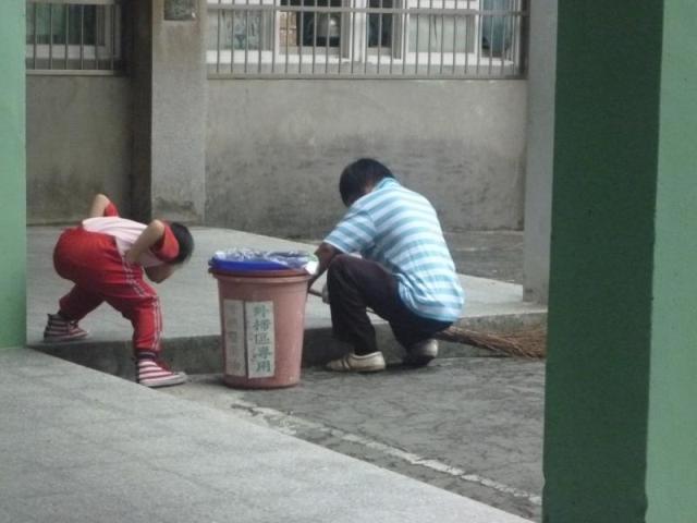 認真的工友邱先生正在協助清理水溝....辛苦您了!!