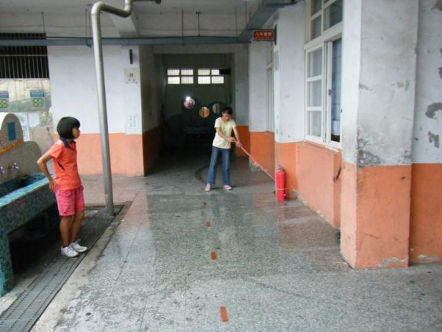 第四棟走廊掃得真乾淨....不能太溼喔.....