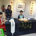 秀蘭老師細心指導學生茶藝之技巧方式