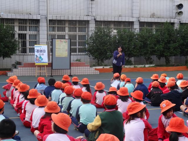 秀蘭老師教小朋友用閩南語問好