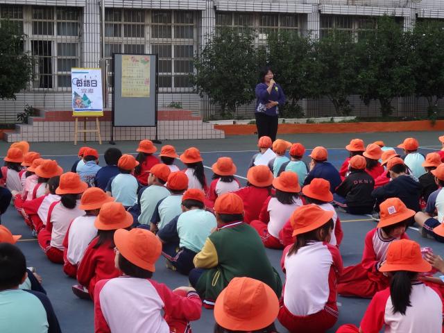 學生也用閩南語回應老師好