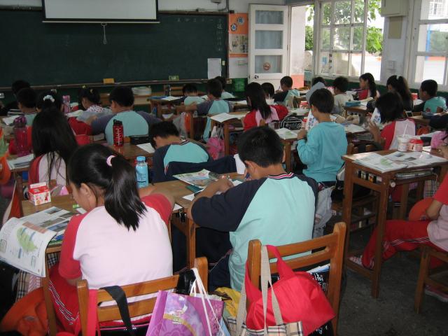 全班都認真地進行開書考試