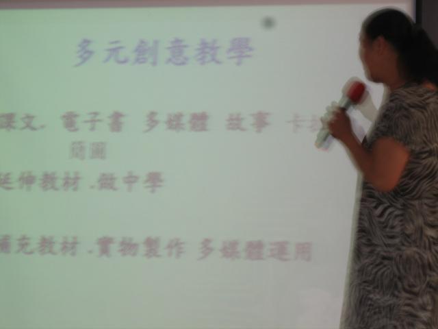 葉老師講解多媒體融入教學，多利用客委會網站