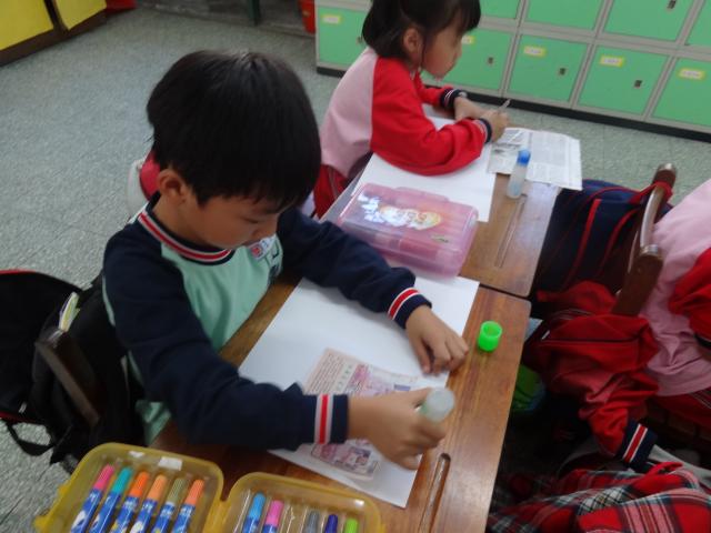 學生正努力完成剪報花邊